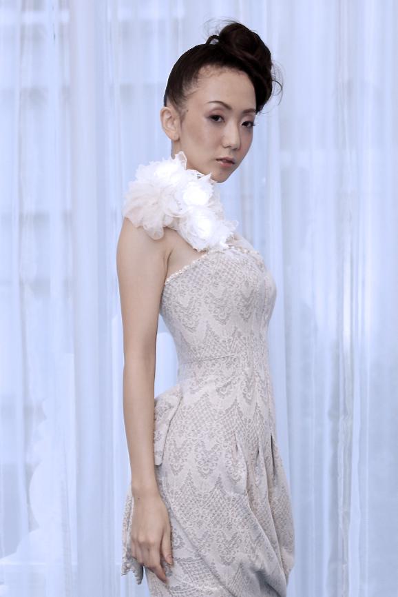 溢れるような柔らかいフリルのボリュームが印象的なドレス